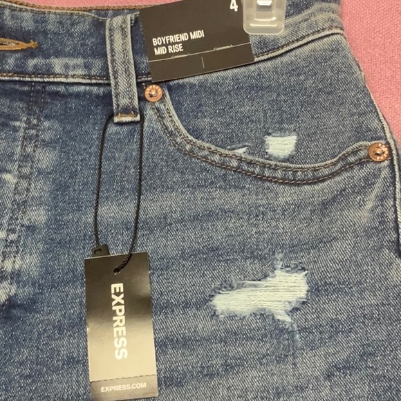 NWT Express ladies boyfriend midi mid-rise denim shorts, size 4 - Picture 4 of 10
